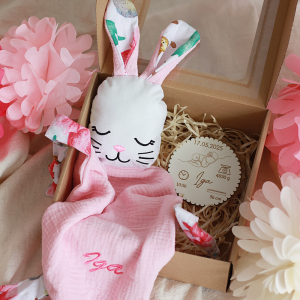 Zestaw prezentowy/ przytulanka/ szmatka haftowana, personalizowana/ magnes metryczka - wyjątkowy prezent roczek/ Chrzest Święty/ Narodziny dziecka