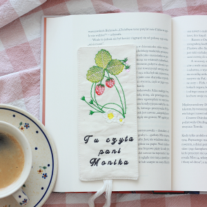 Zakładka do książki materiałowa/ surówka bawełniana/ haft/ dowolna grafika - wyprawka/ prezent/ urodziny/ zakończenie roku szkolnego/ Dzień Nauczyciela