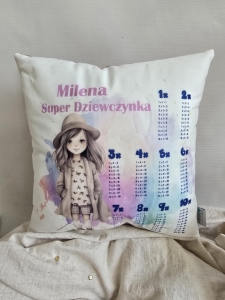 Poduszka z tabliczką mnożenia nadruk, dziewczynka, lalka, laleczka - prezent,  Dzień Dziecka/ Dzień Kobiet/ Urodziny