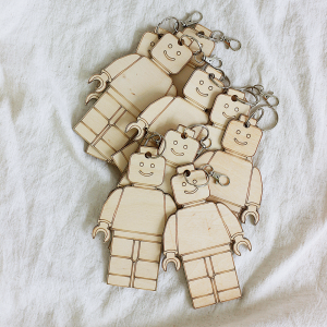 Zestaw kreatywny do pokolorowania dla dzieci/ kolorowanka/ grawer/ sklejka - brelok/ zawieszka lego