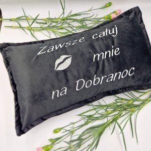 Poduszka/ wałek haftowana/ haft Zawsze całuj mnie na dobranoc/ welur - prezent Walentynki