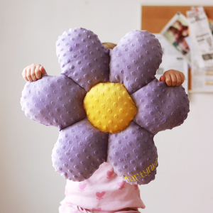 Poduszka, dziecko, minky, kwiatek, kwiatuszek - prezent Dzień Kobiet/ Dzień Dziecka