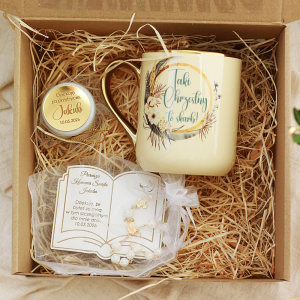 Box prezentowy I Komunia Święta - podziękowanie dla Matki Chrzestnej, Ojca Chrzestnego, Chrzestnych: personalizowana książka magnes, kubek z nadrukiem, mini świeczka sojowa