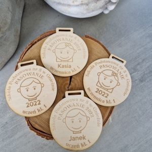 Medal/ grawer/ sklejka - pasowanie na ucznia/ pierwszoklasistę/ przedszkolaka - szkoła/ przedszkole/ żłobek