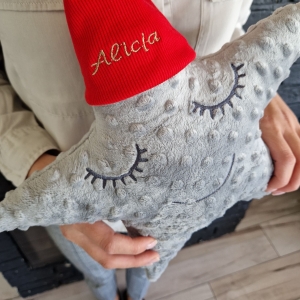 Gwiazda/ poduszka/ minky haftowana/ haft/ czerwona czapka/ dziecko - Święta Bożego Narodzenia / Mikołajki